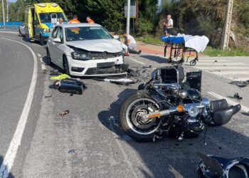 Grave accidente entre un coche y una moto en Moaña