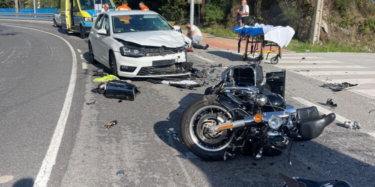 Grave accidente entre un coche y una moto en Moaña