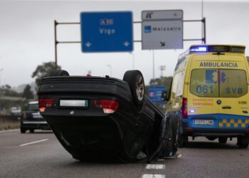 Un coche volcado en Vigo, séptimo accidente del día en la A55