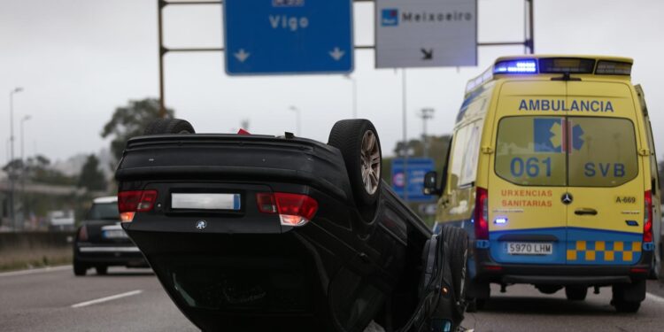 Un coche volcado en Vigo, séptimo accidente del día en la A55
