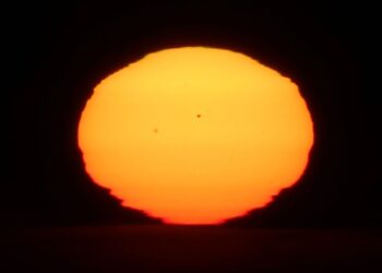 Vigo despide su primer lunes de horario invernal con una sublime puesta de sol