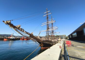 Un símbolo vivo de la tradición marinera europea arriba en Vigo