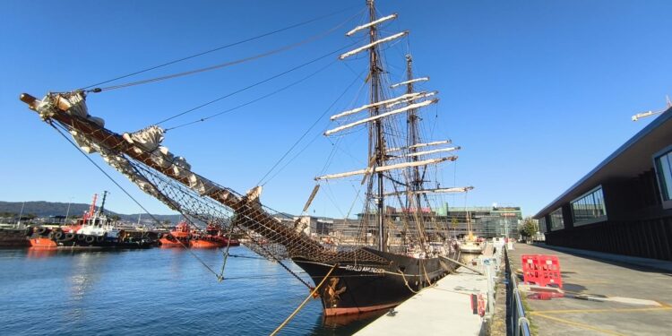 Un símbolo vivo de la tradición marinera europea arriba en Vigo
