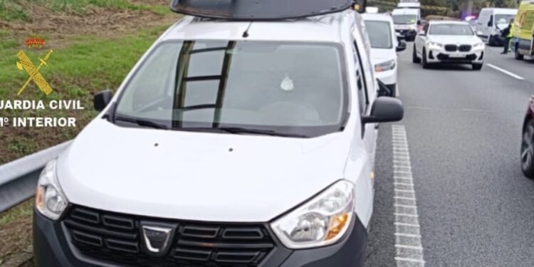 Un herido en un accidente múltiple provocado por el lanzamiento de una piedra en la AP9