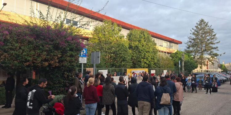 Padres y madres de Coruxo protestan por los recortes en profesores de apoyo educativo