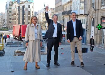 El símbolo de la navidad de Vigo crece un metro y medio más