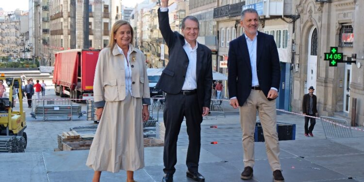 El símbolo de la navidad de Vigo crece un metro y medio más