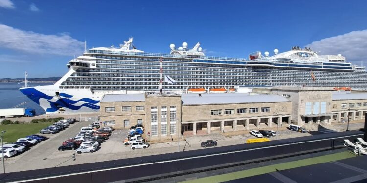 Fallece una jubilada canadiense a bordo del megacrucero que visitaba Vigo