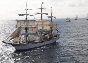 El Sorlandet, el velero escuela noruego más longevo, fondea en las Cíes antes de recalar en Vigo