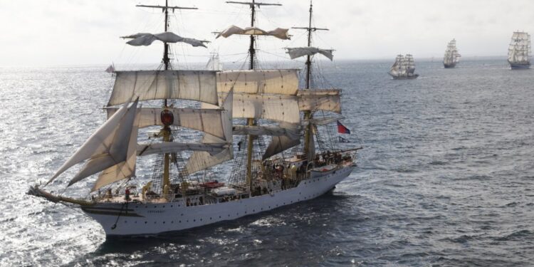 El Sorlandet, el velero escuela noruego más longevo, fondea en las Cíes antes de recalar en Vigo