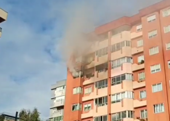 Un incendio calcina casi por completo un piso en Vigo