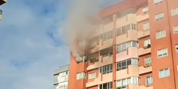 Un incendio calcina casi por completo un piso en Vigo