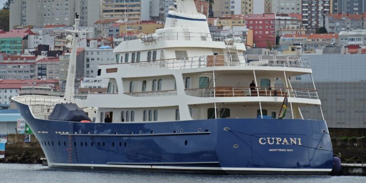 El Cupani, emblema de la exploración náutica, atraca junto al Anawa