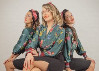 El trío de voces que transforma el pop en una fiesta retro vuelve a casa