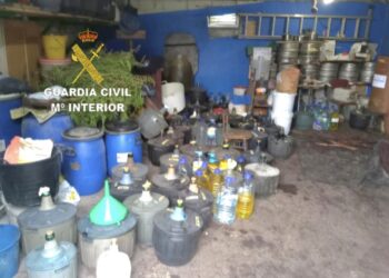 Decomisan tres alambiques y más de 3.600 litros de aguardiente en un galpón habilitado «como fábrica de alcohol»