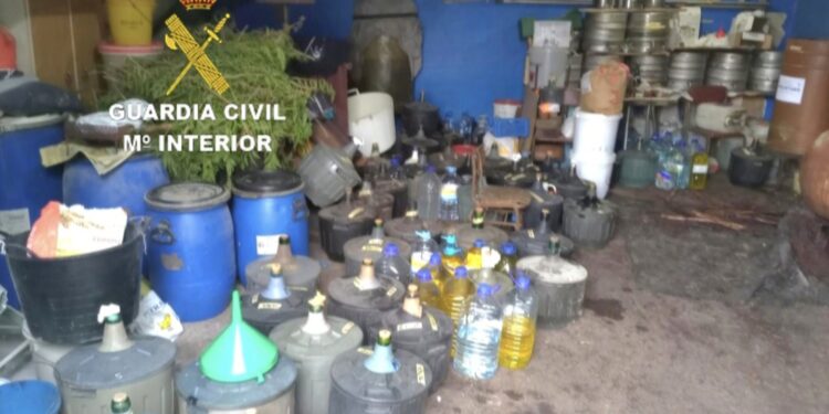 Decomisan tres alambiques y más de 3.600 litros de aguardiente en un galpón habilitado «como fábrica de alcohol»