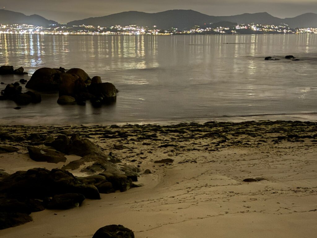 La noche de Vigo brilla en otoño a la orilla de su Ría: de Bouzas a Canido