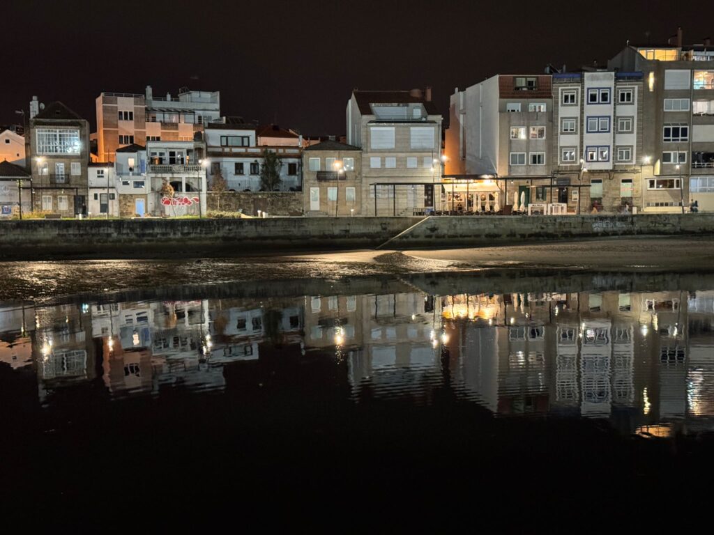 La noche de Vigo brilla en otoño a la orilla de su Ría: de Bouzas a Canido