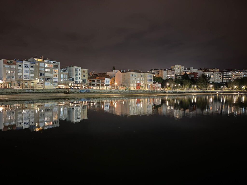 La noche de Vigo brilla en otoño a la orilla de su Ría: de Bouzas a Canido
