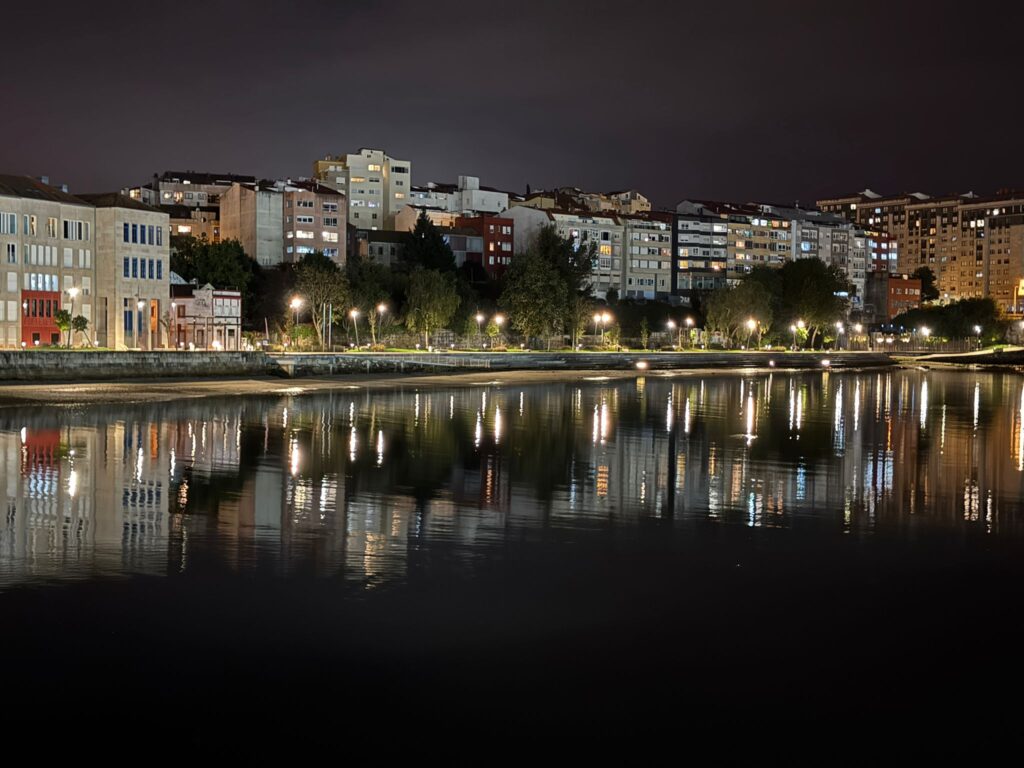 La noche de Vigo brilla en otoño a la orilla de su Ría: de Bouzas a Canido