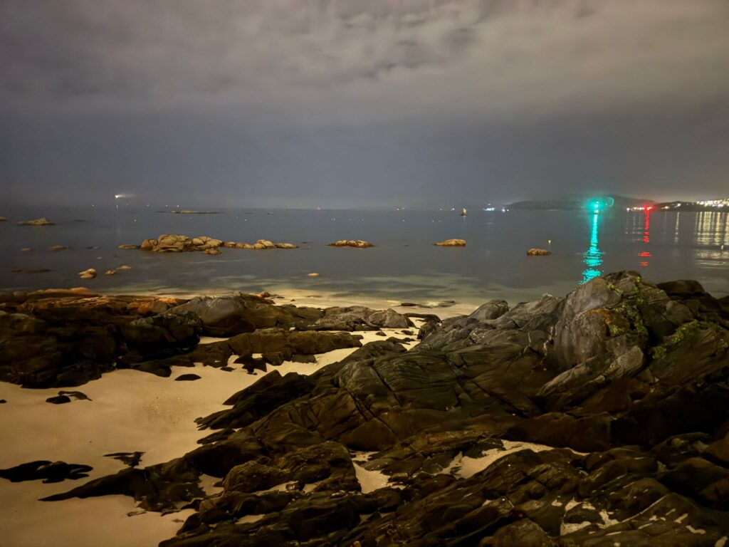 La noche de Vigo brilla en otoño a la orilla de su Ría: de Bouzas a Canido