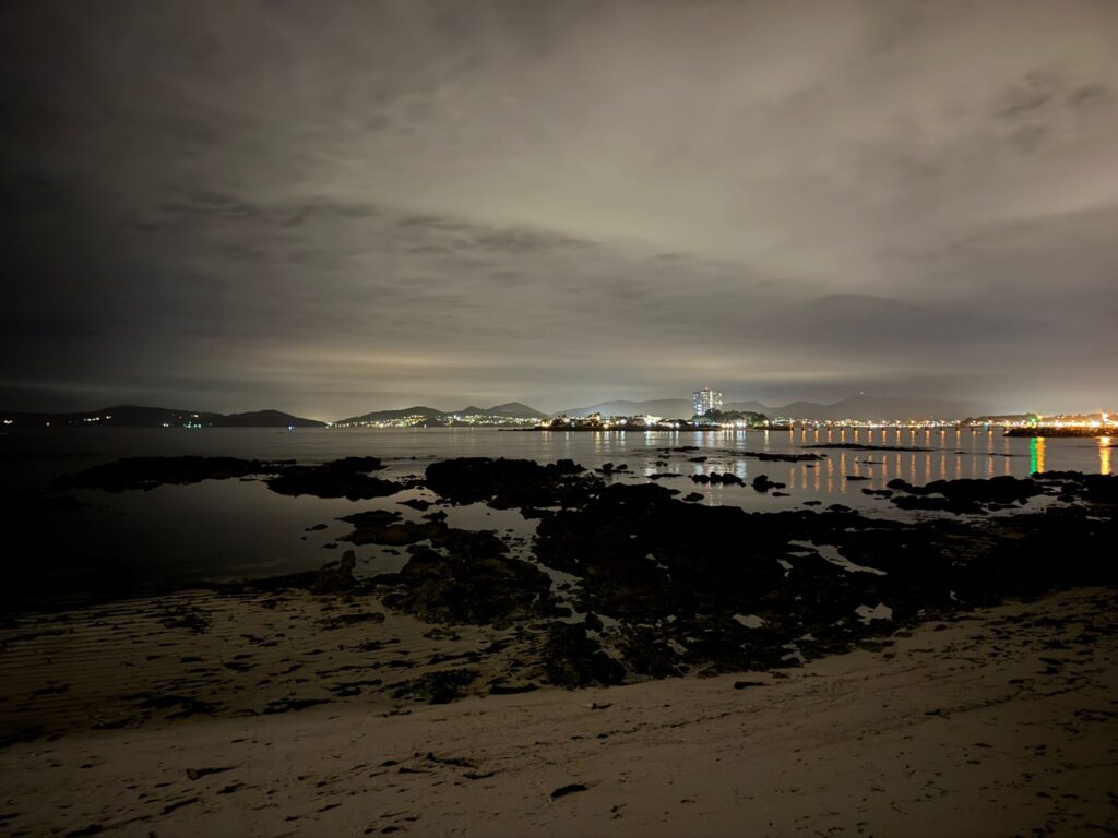 La noche de Vigo brilla en otoño a la orilla de su Ría: de Bouzas a Canido