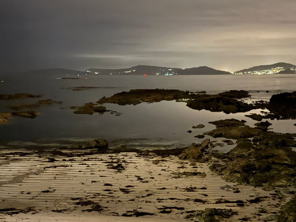 La noche de Vigo brilla en otoño a la orilla de su Ría: de Bouzas a Canido