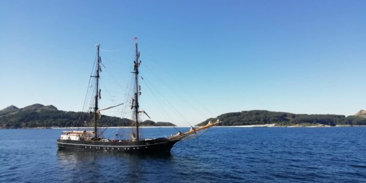 Un símbolo vivo de la tradición marinera europea arriba en Vigo