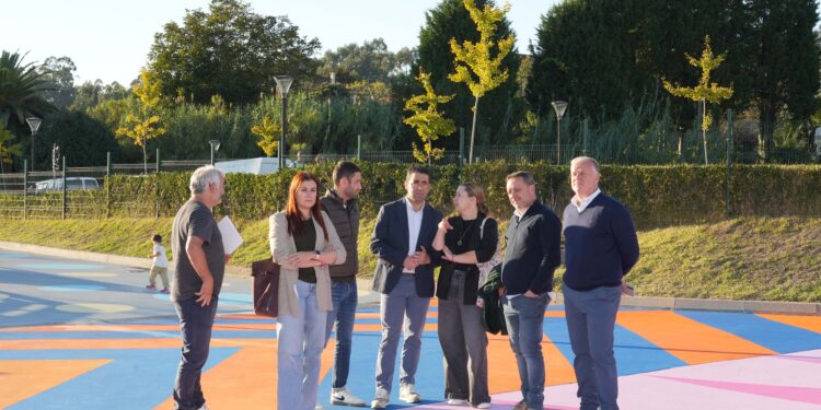 El parque de A Canuda estrena sus nuevas (y coloridas) pistas polideportivas