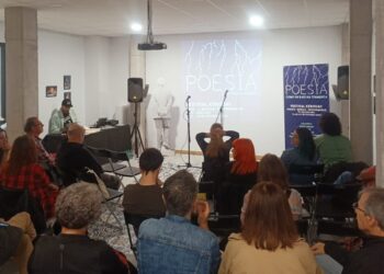 Más allá del telón: Évame Oroza invoca a los clásicos con una sesión de espiritismo, poesía y teatro