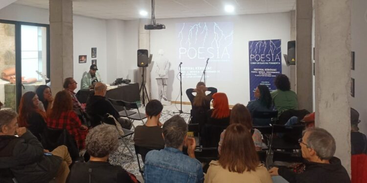 Más allá del telón: Évame Oroza invoca a los clásicos con una sesión de espiritismo, poesía y teatro