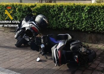 Investigados dos jóvenes de Baiona por causar destrozos en 15 turismos y 4 motos