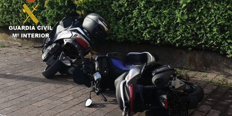 Investigados dos jóvenes de Baiona por causar destrozos en 15 turismos y 4 motos