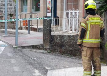 Acordonan una sucursal bancaria por una bombona de gas conectada al cajero como un artefacto explosivo