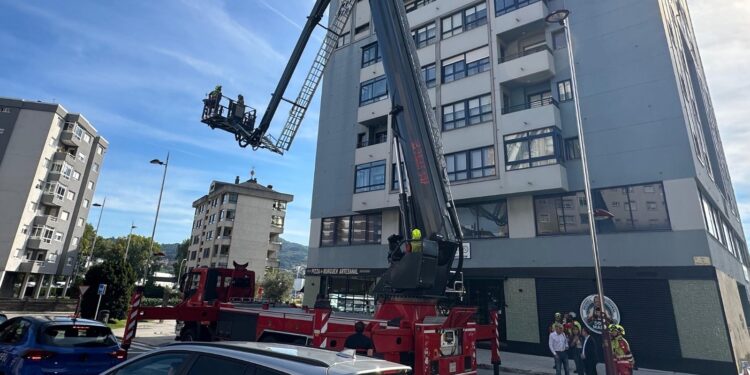 La nueva grúa de los bomberos no es la más alta de España ni puede operar en todo Vigo