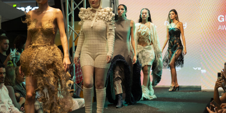 Vialia Vigo se transforma en pasarela de moda para mostrar el talento de jóvenes diseñadores