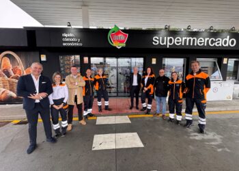 Abre un nuevo supermercado en la gasolinera de Arbo y crea siete puestos de empleo