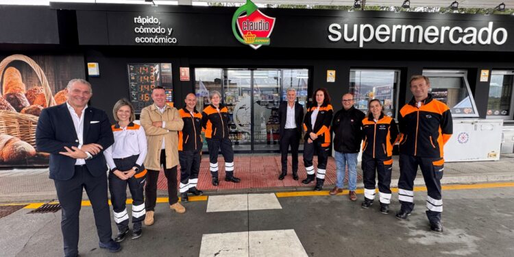 Abre un nuevo supermercado en la gasolinera de Arbo y crea siete puestos de empleo