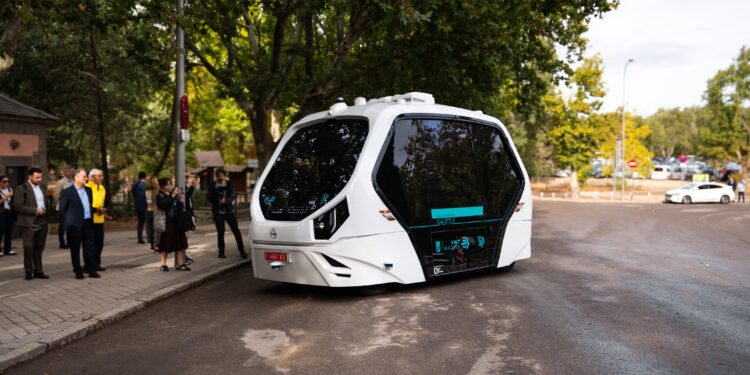 Madrid (y su alcalde Almeida) estrenan el piloto del bus autónomo desarrollado por CTAG