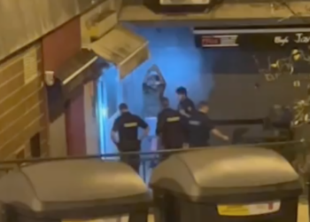 Pillado por los vecinos, que lo graban con las manos en la masa cuando iba a robar una panadería