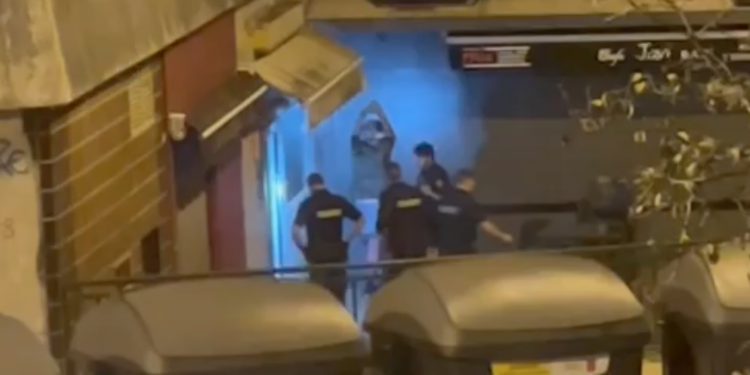 Pillado por los vecinos, que lo graban con las manos en la masa cuando iba a robar una panadería