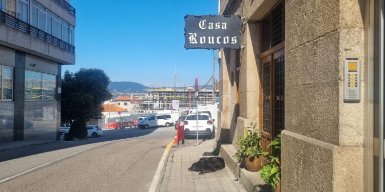 Barrio do Cura pide desalojar ya el legendario Casa Roucos, que permanecerá en Santa Marta