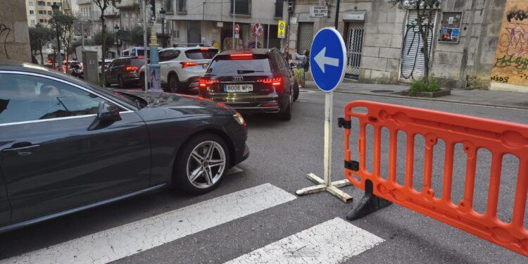Caos de tráfico en el centro de Vigo, que se convierte en una ‘ratonera’ por el Día de la Policía