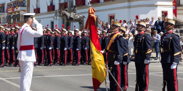 Las Fuerzas Armadas eligen Vigo para celebrar su desfile anual con la presencia de los Reyes de España