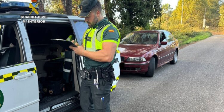 Le dan el alto en la A55, da positivo en alcohol y descubren que es la quinta vez que lo interceptan sin carné