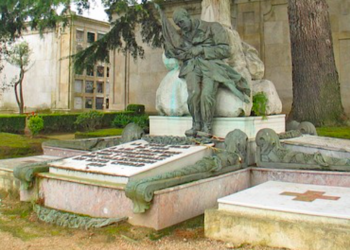 Expolio en el mayor cementerio de Vigo: roban piezas de gran valor en una tumba histórica