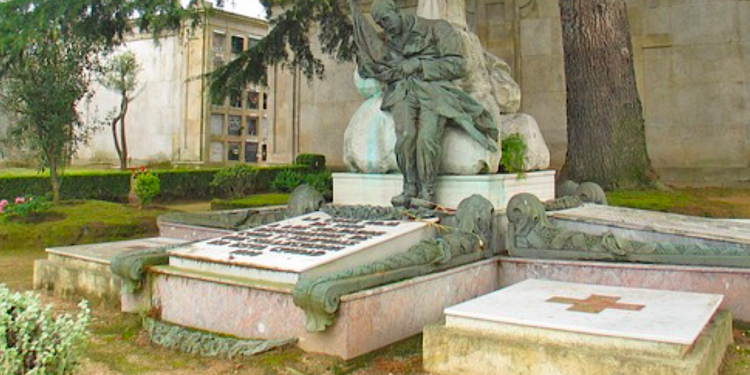 Expolio en el mayor cementerio de Vigo: roban piezas de gran valor en una tumba histórica