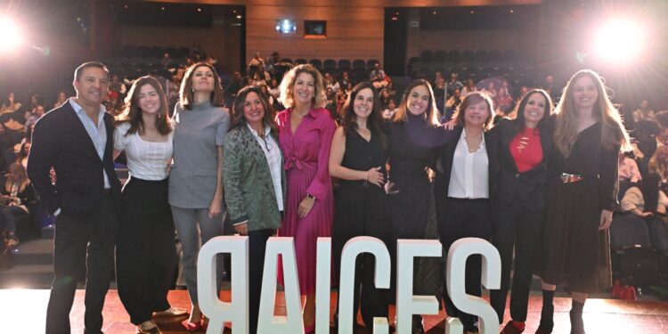 Más de 300 personas en la première de Raíces y Trayectorias, evento inspirador de liderazgo femenino