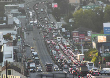 Colapso de tráfico en la Avenida de Madrid con tiempos de espera de más de 10 minutos