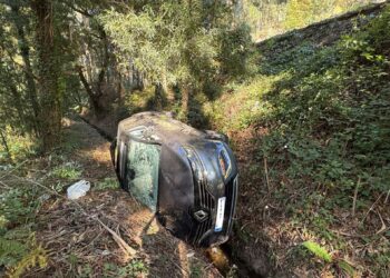 Trasladado el conductor de un turismo tras salirse de la vía y caer por un terraplén en Moaña